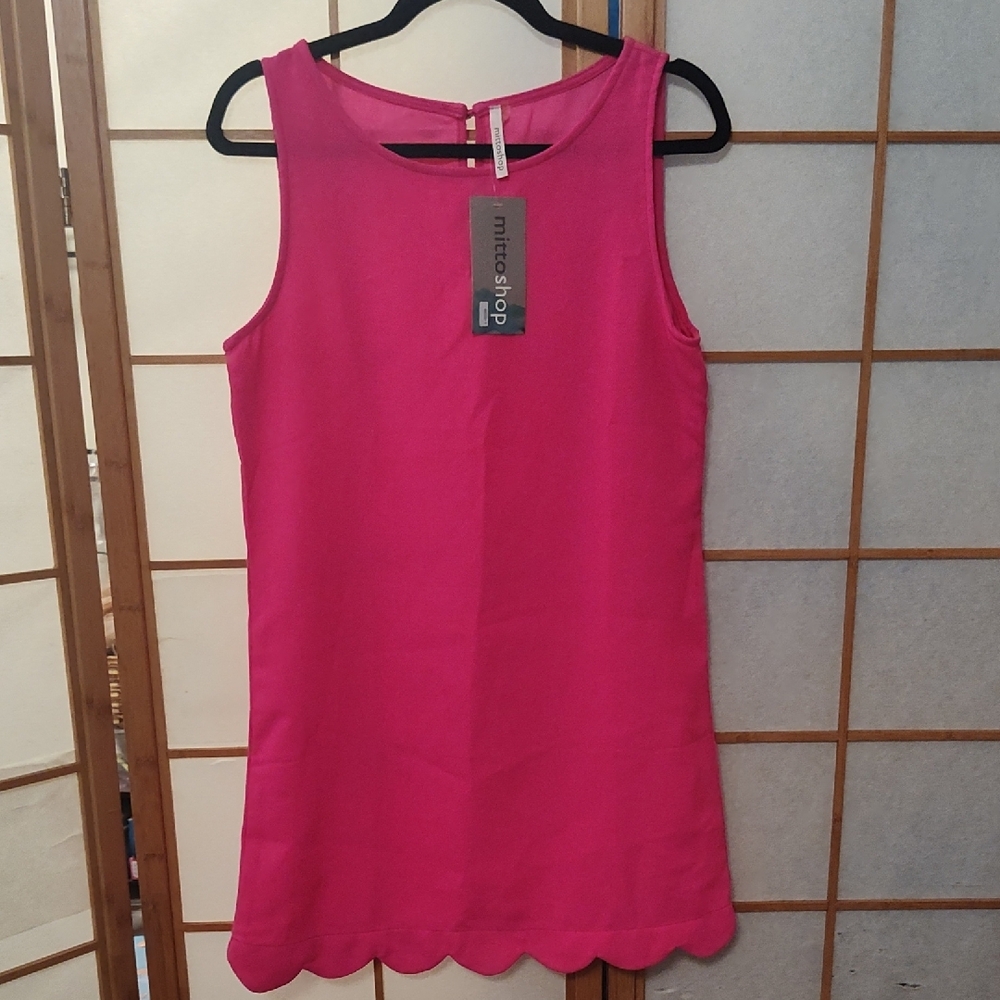 Chic Pink Sleeveless Dress with Scalloped Hem
